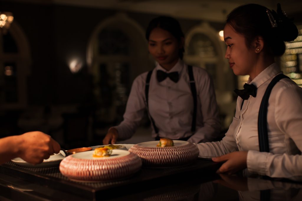 Apéritif Restaurant Prepare to Serve